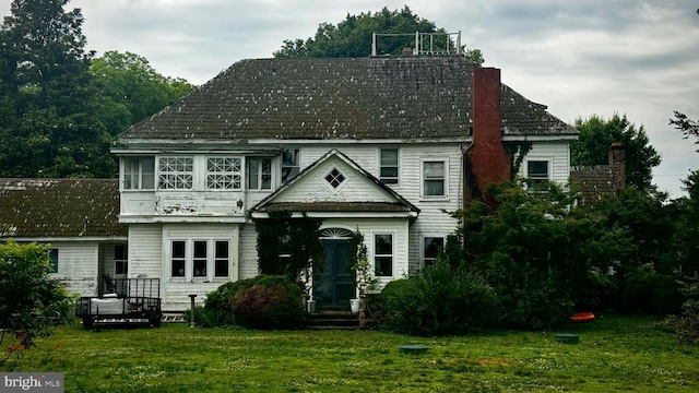 view of front of property with a front lawn