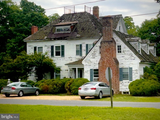 view of front of property featuring a front lawn