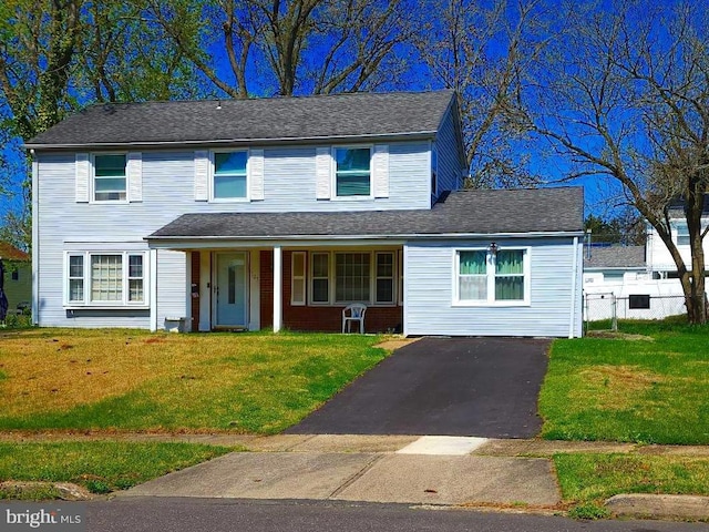 view of front of property featuring a front lawn