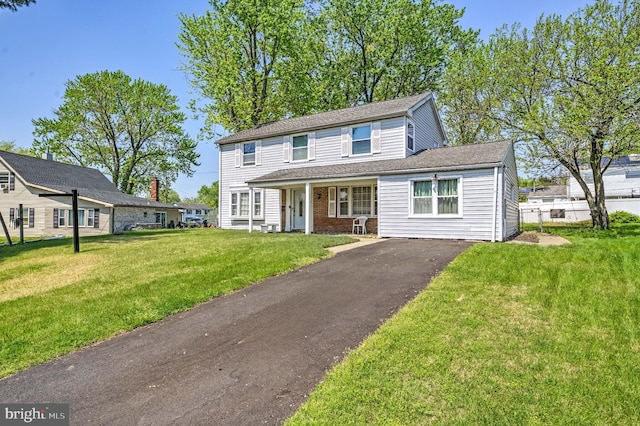 view of front of home featuring a front yard