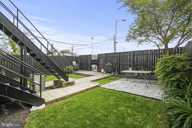 view of yard featuring a patio