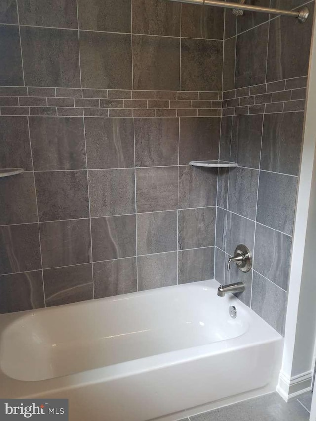 bathroom with tiled shower / bath combo