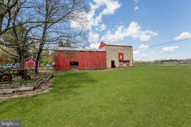 view of yard with an outdoor structure