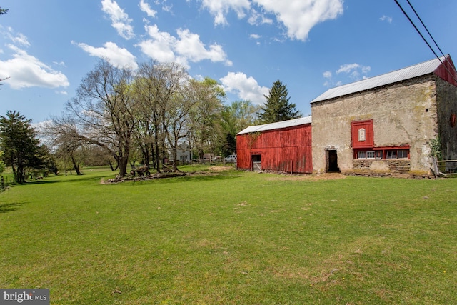 view of yard with an outbuilding