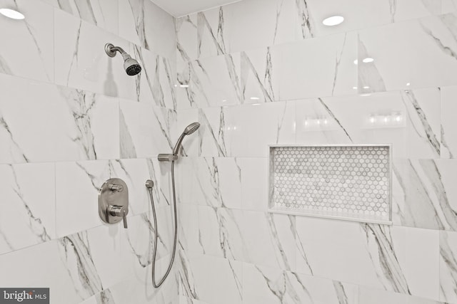 bathroom featuring a tile shower