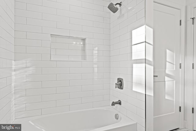 bathroom featuring tiled shower / bath