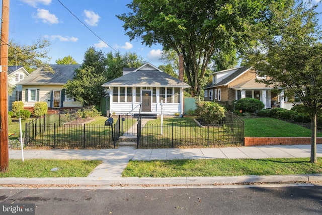 view of front of property featuring a front yard