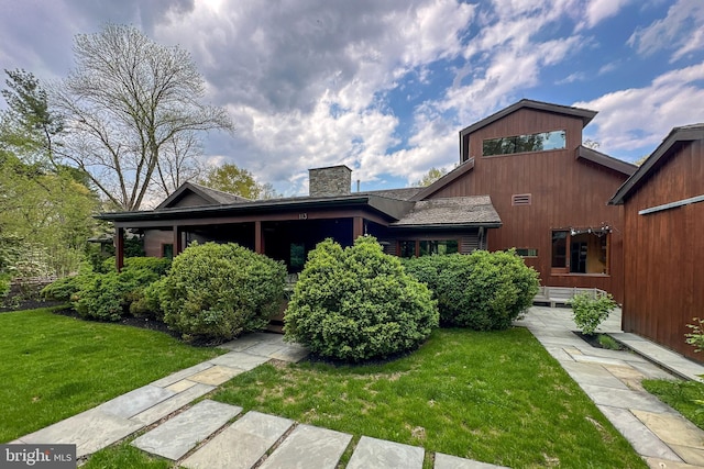 view of front facade with a front yard