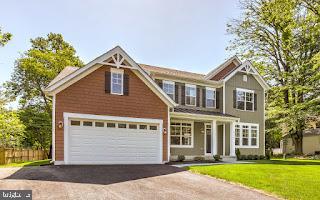 view of front of property featuring a garage and a front lawn