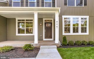 entrance to property featuring a porch