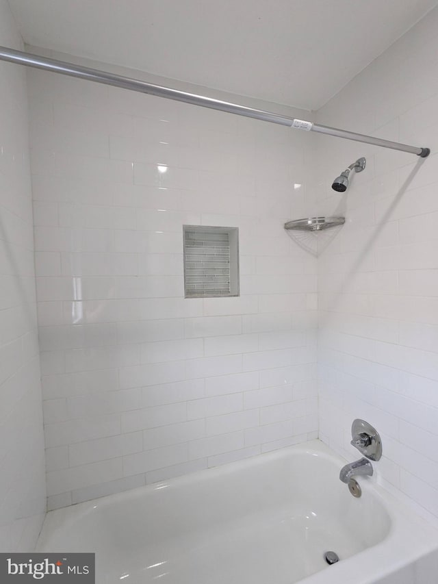 bathroom featuring tiled shower / bath combo