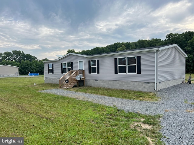 manufactured / mobile home with a front lawn