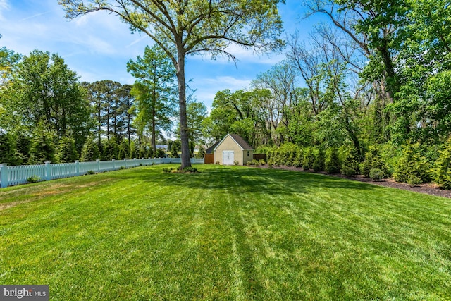 view of yard featuring an outdoor structure