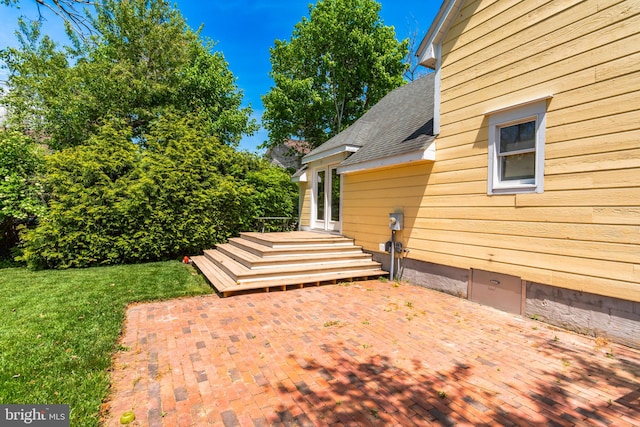 view of yard with a patio area