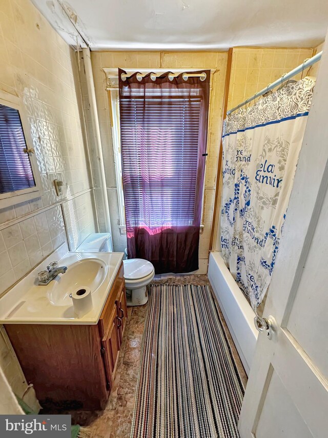 full bathroom with shower / bath combo, oversized vanity, and toilet