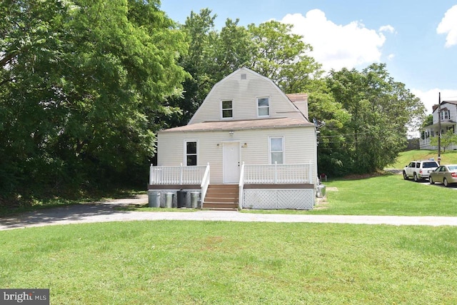 cape cod-style house featuring a front lawn