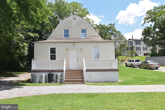 view of front facade featuring a front lawn