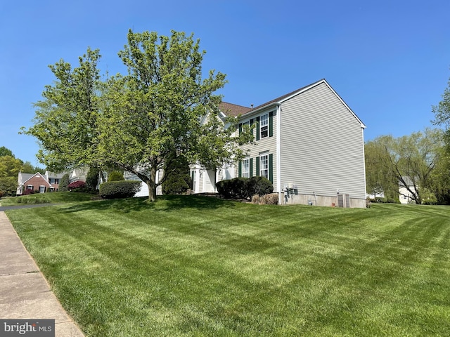 view of front of property featuring a front lawn