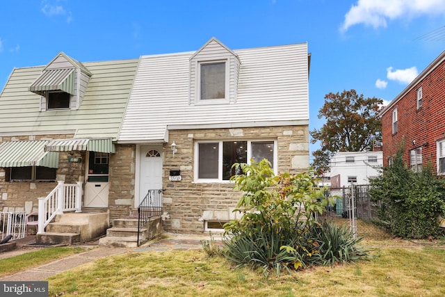 view of front of home featuring a front lawn