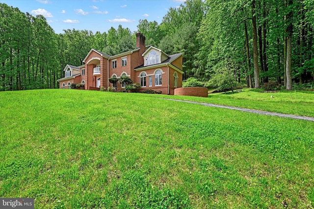 view of front facade featuring a front yard