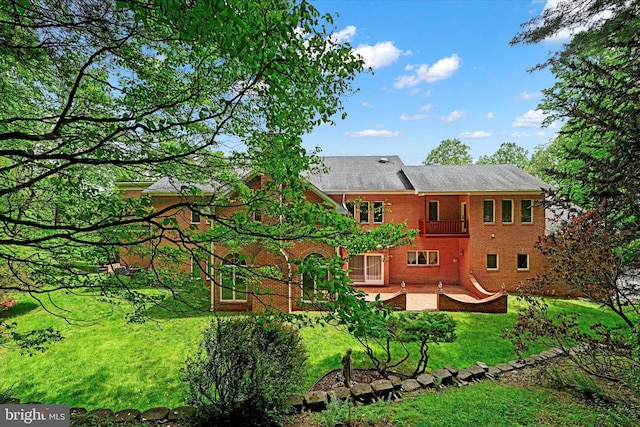 view of yard featuring a balcony