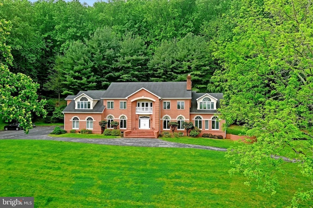 view of front facade with a front yard