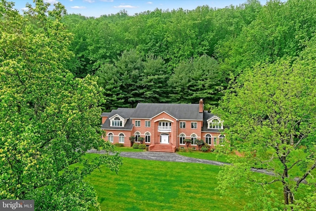 view of front of property featuring a front lawn