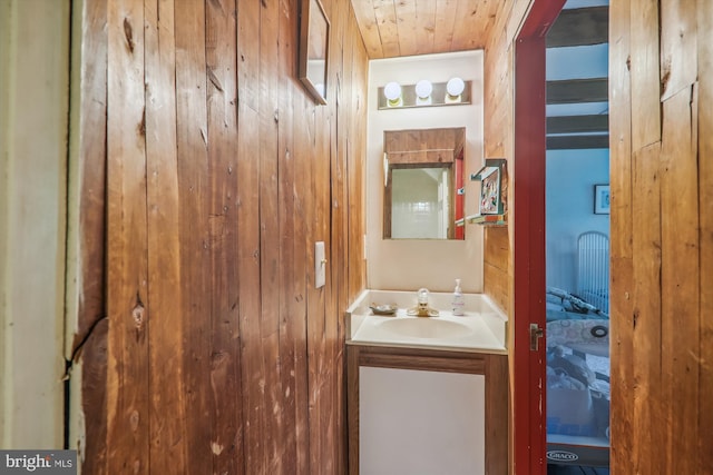 bathroom featuring oversized vanity