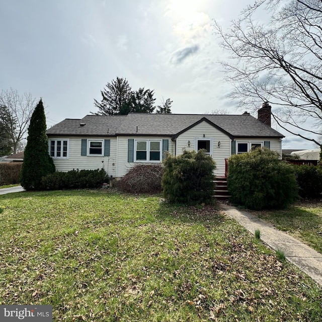 single story home with a front lawn