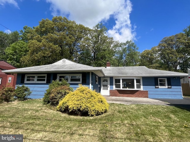 single story home with a front yard