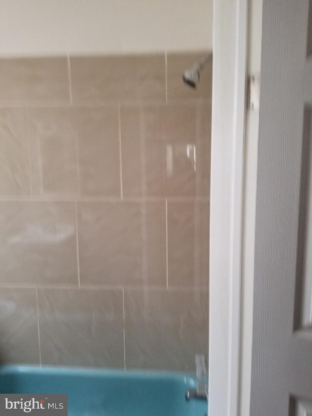 bathroom with tiled shower / bath combo