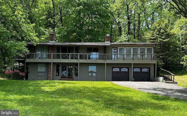 view of front facade featuring a garage and a front lawn