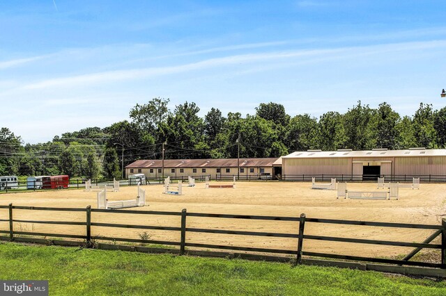 view of yard featuring an outbuilding