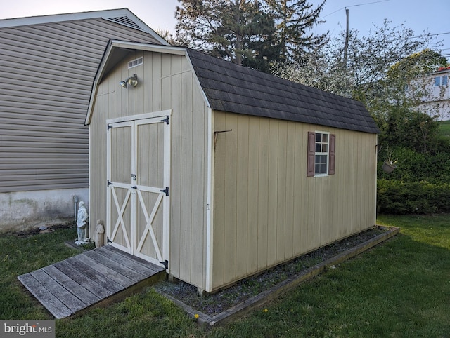 view of shed / structure featuring a lawn