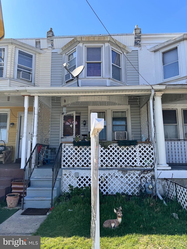 multi unit property featuring a front lawn and a porch