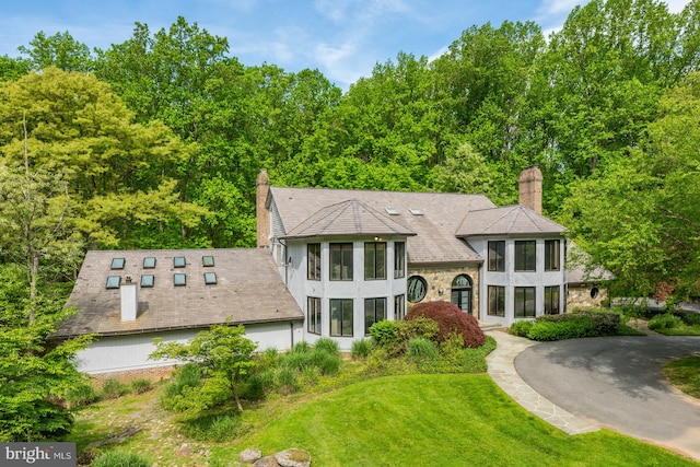 view of front of property featuring a front lawn