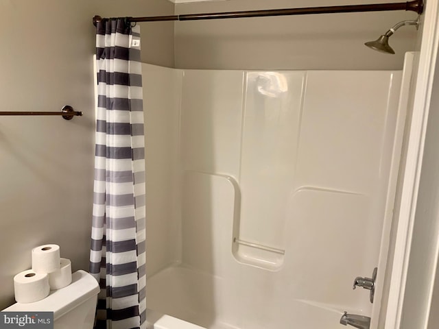 bathroom featuring toilet and shower / tub combo with curtain