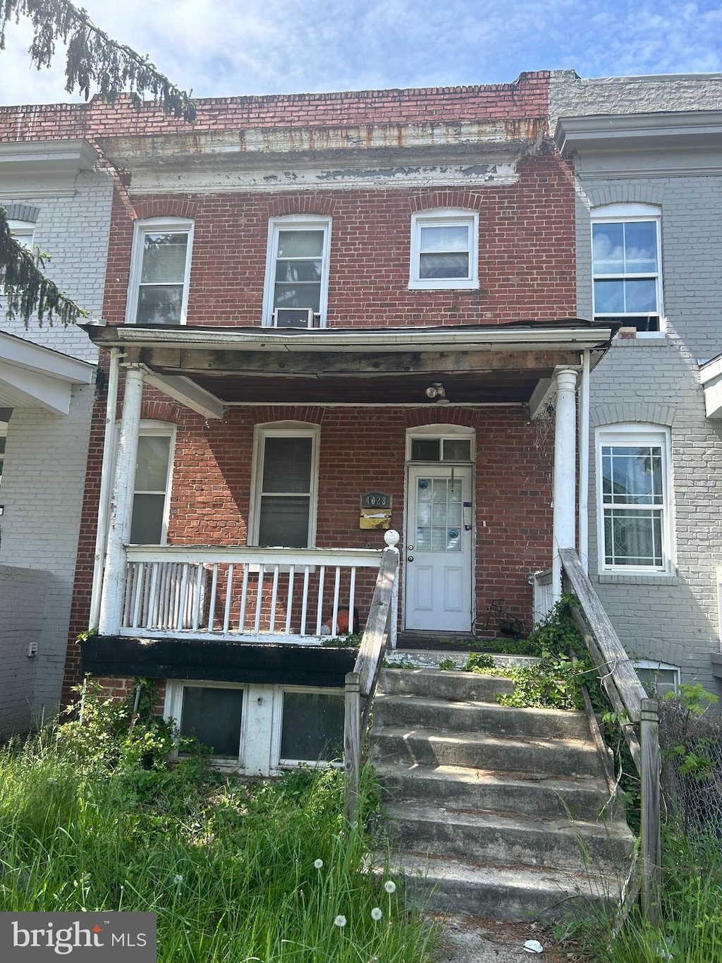 view of front of home with covered porch