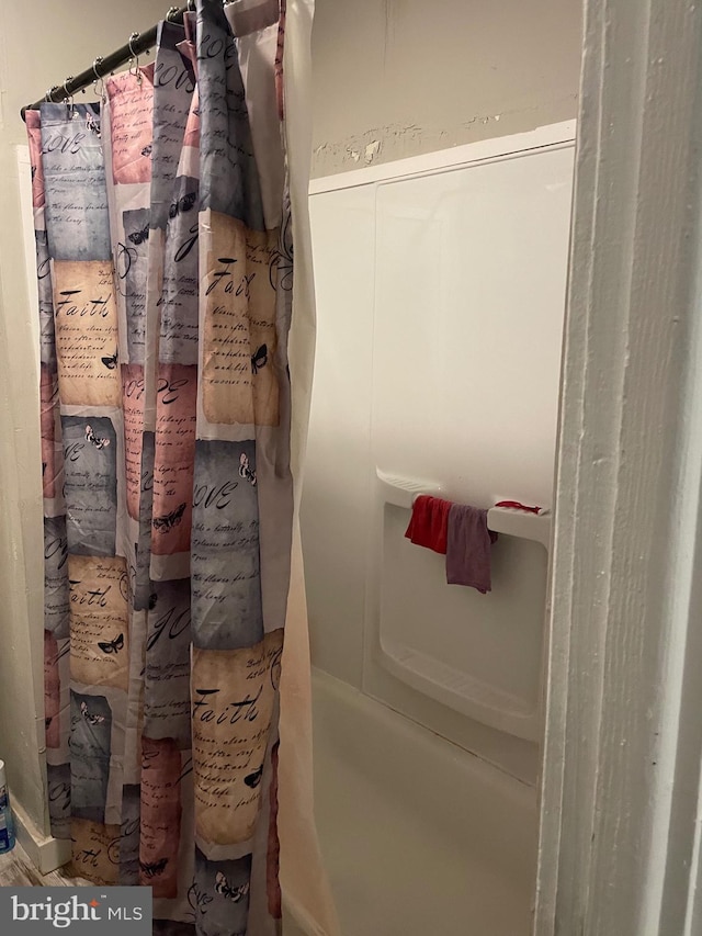 bathroom featuring shower / bathtub combination with curtain