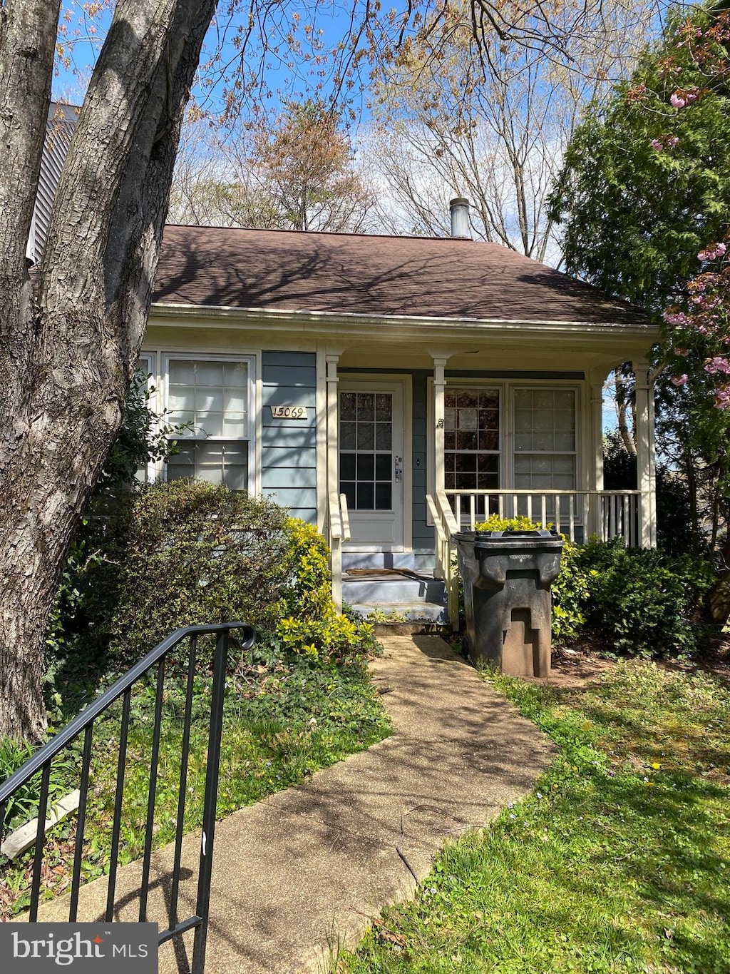 view of front of house with a porch