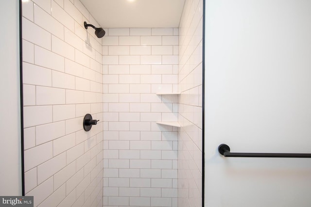 bathroom featuring a tile shower