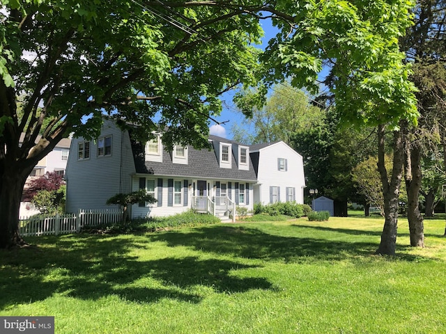 view of front of property featuring a front yard