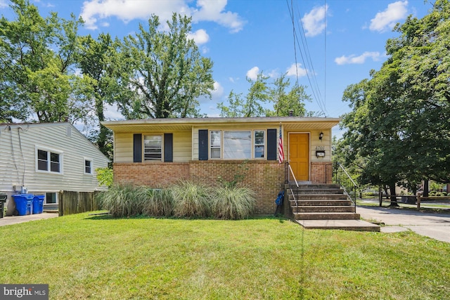 view of front facade featuring a front yard