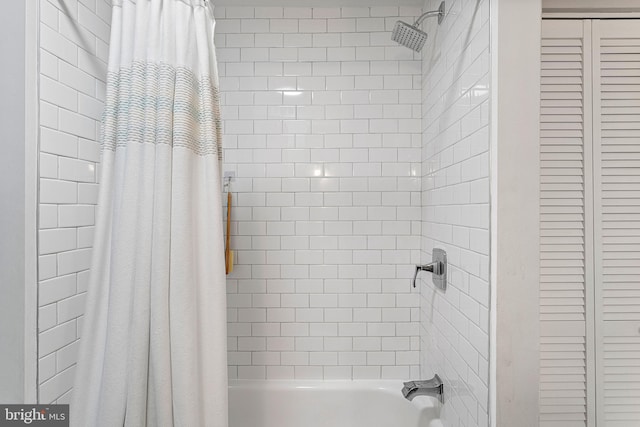 bathroom with shower / bath combo