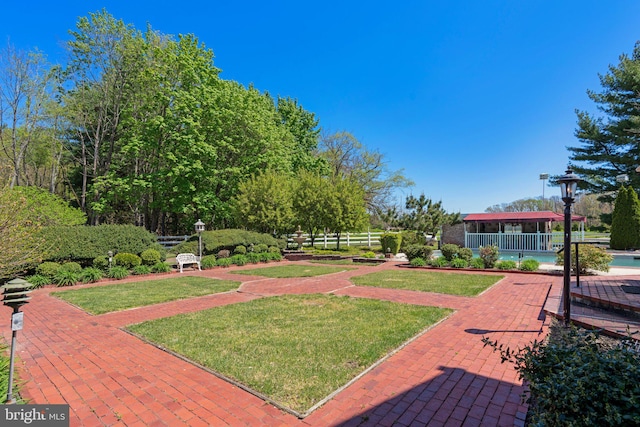 view of home's community featuring a yard