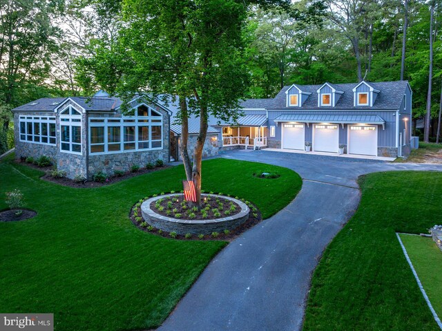 view of front facade featuring a front yard and a garage