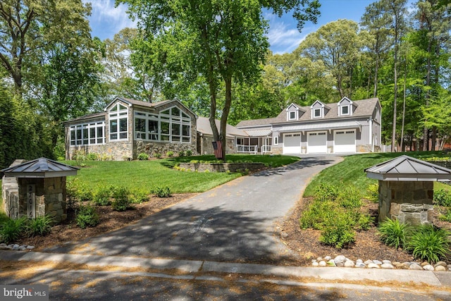 view of front of home featuring a front yard and a garage