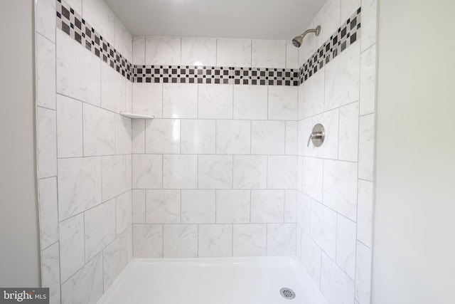 bathroom featuring tiled shower