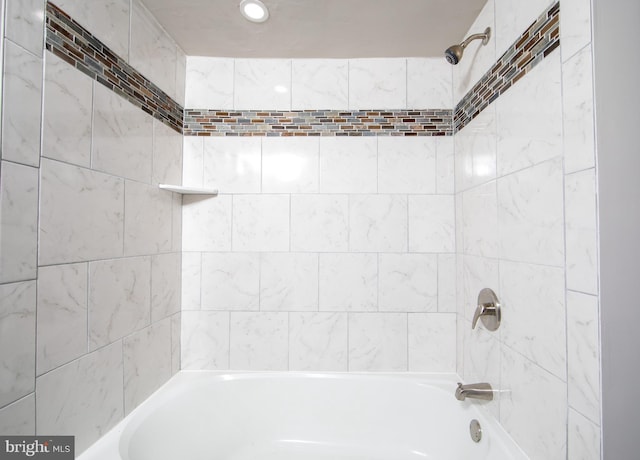 bathroom with tiled shower / bath combo