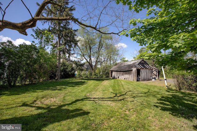 view of yard with an outdoor structure